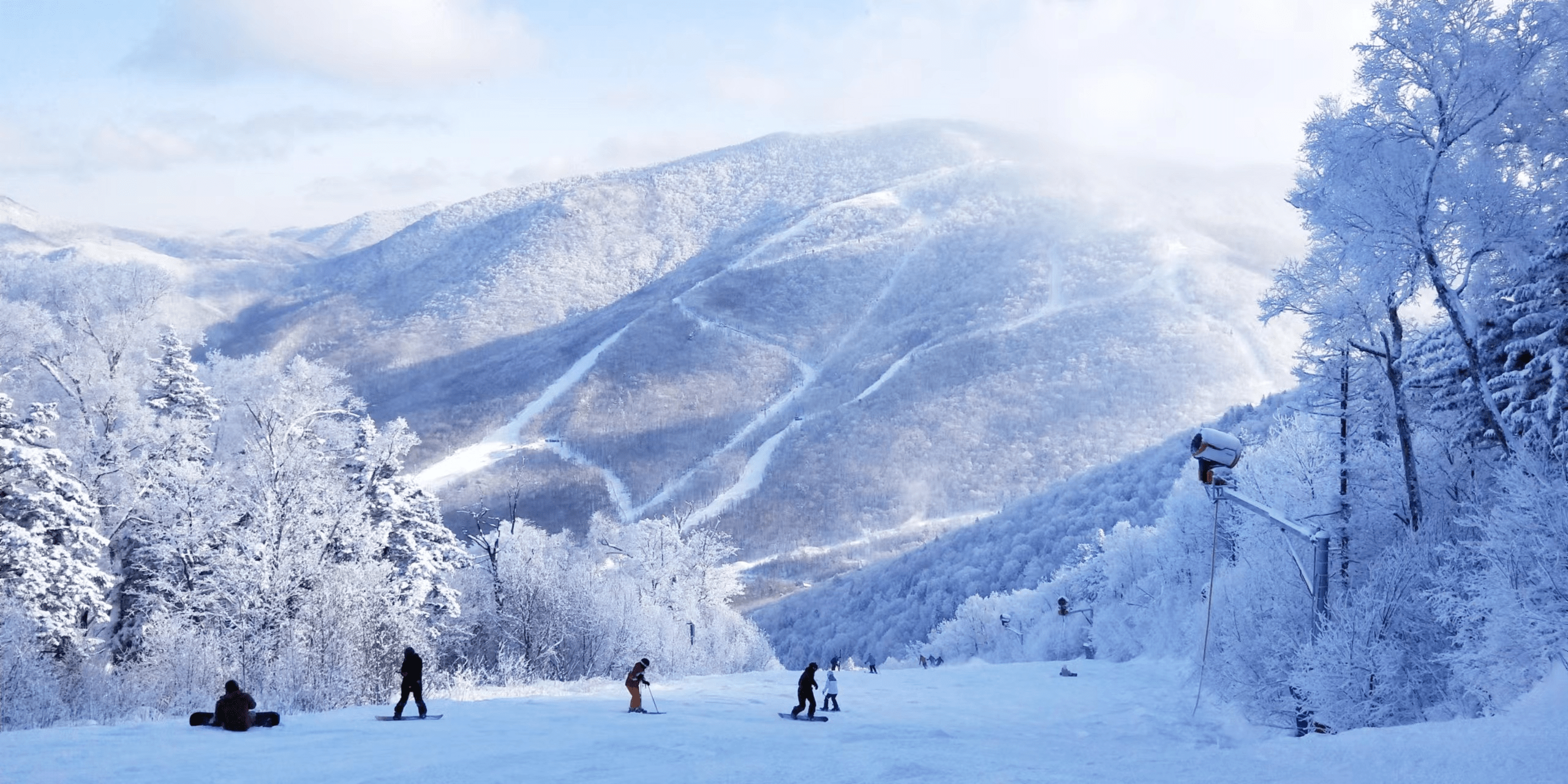 北大湖滑雪度假区不只是室内滑雪场,热雪奇迹也在持续进行室外滑雪场