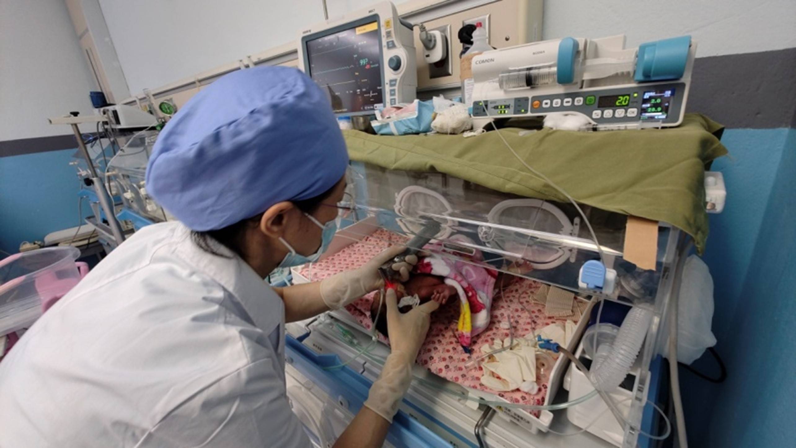 图4 施韬主任正在给新生儿气管插管看着远去的救护车背影,吴主任悬着