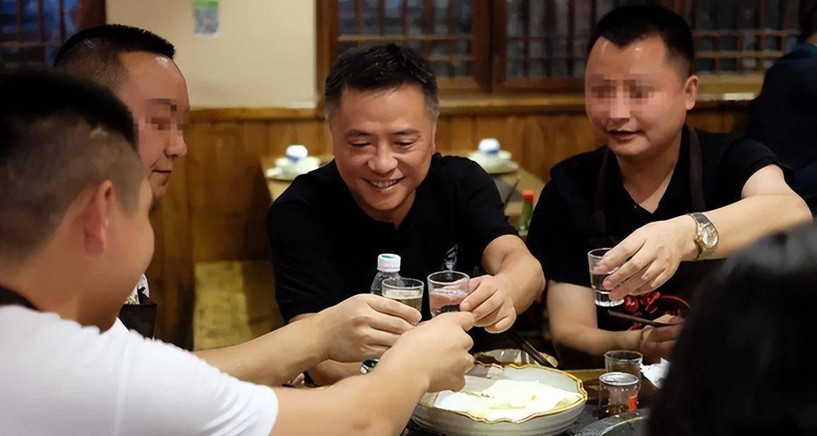 人到中年为啥喜欢喝白酒,过来人道出4个原因,看大家占了哪一个_商务