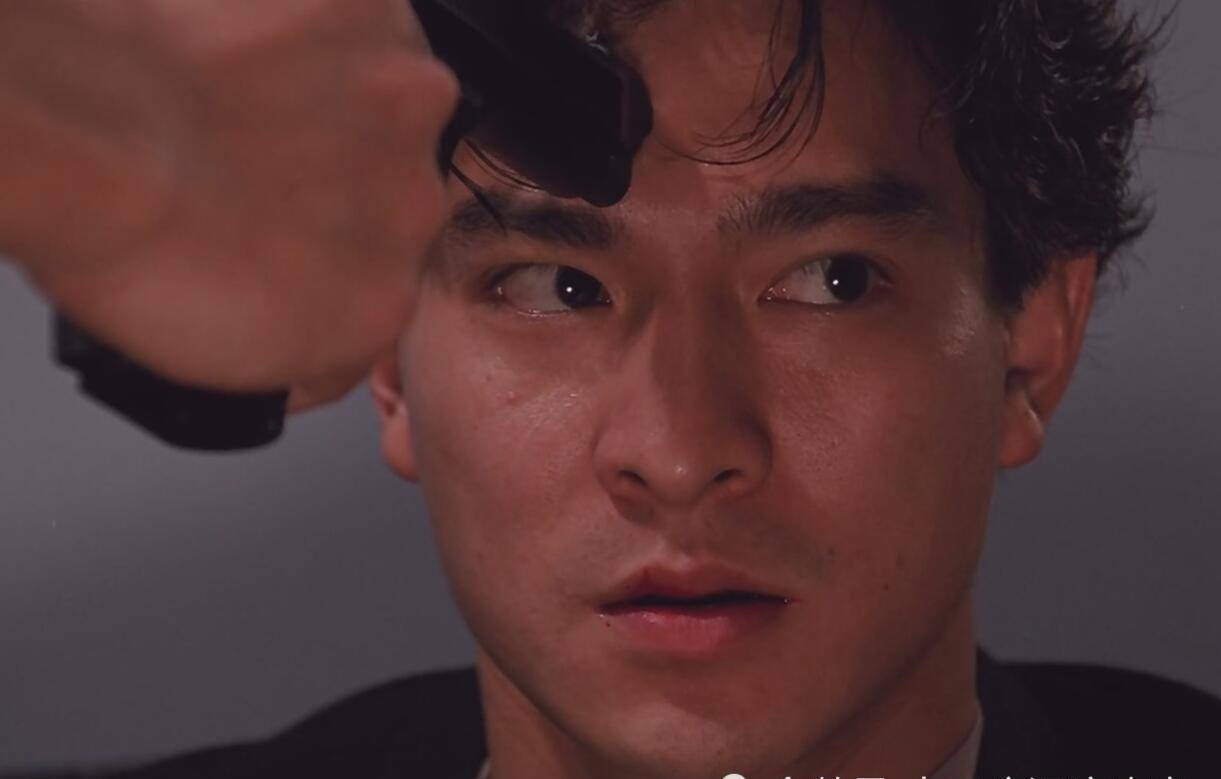 例如唱歌,其实在这方面刘德华是比较被忽视的,主要因为那个年代的歌坛