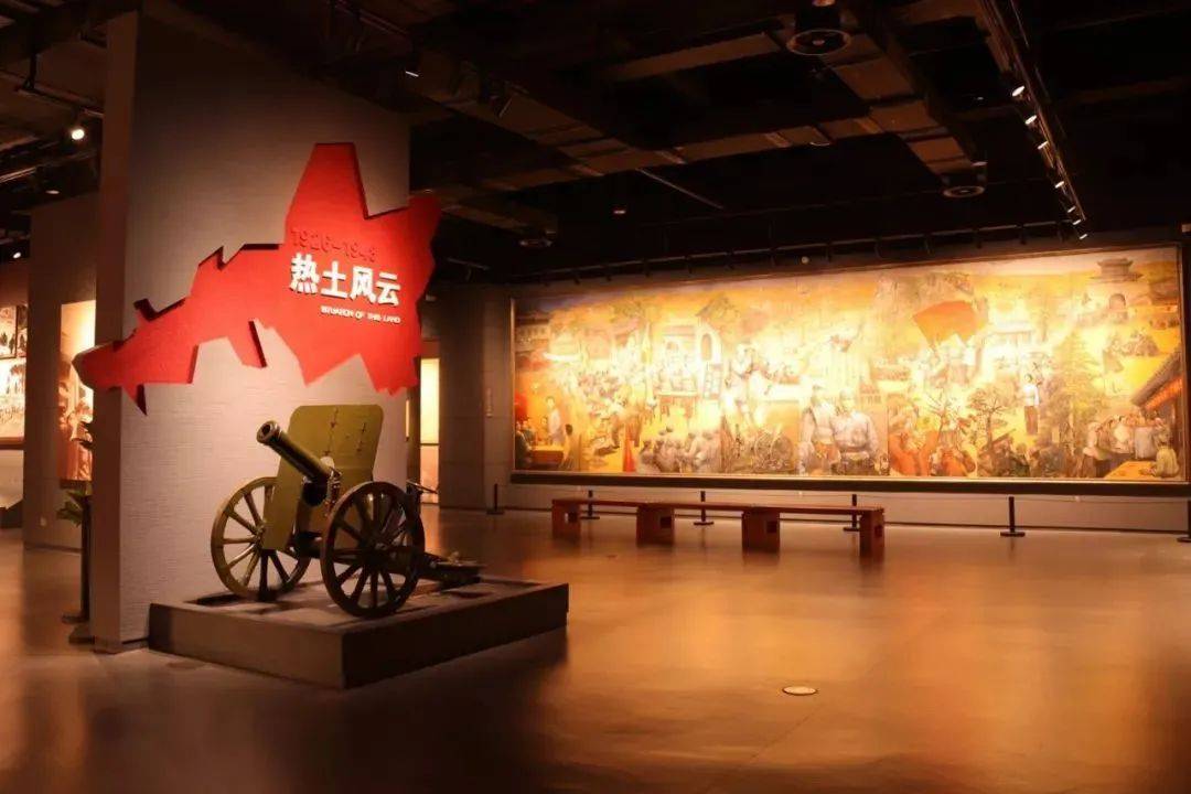 包括陶器 铜器 瓷器 骨器 玉器等▲金代无釉卧女持扇瓷枕▲明代木雕
