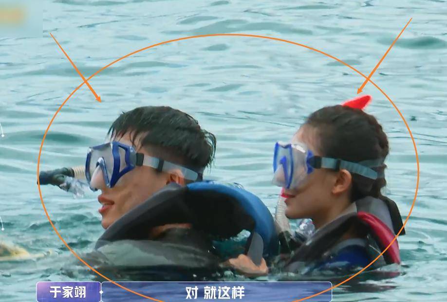 于家翊背着张豆豆游泳,过于沉浸其中,连张豆豆不在背上都没发现_观众