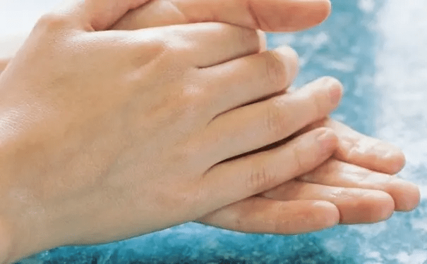 冬季养生三部曲 搓手晒背泡脚_人体_阳光_激素