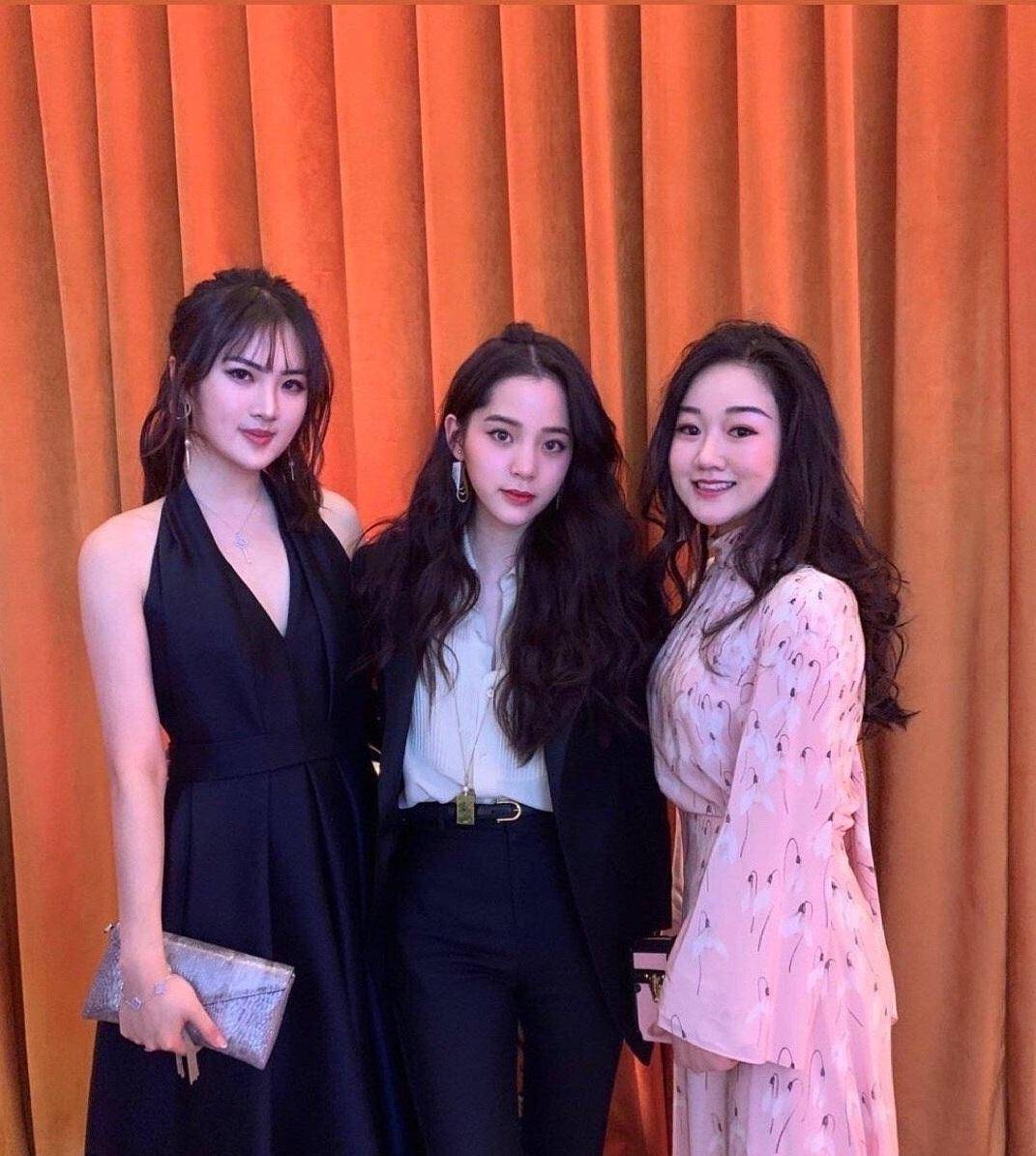 华为小公主的名媛闺蜜袁九儿,穿衣朴素坐地铁,买低价