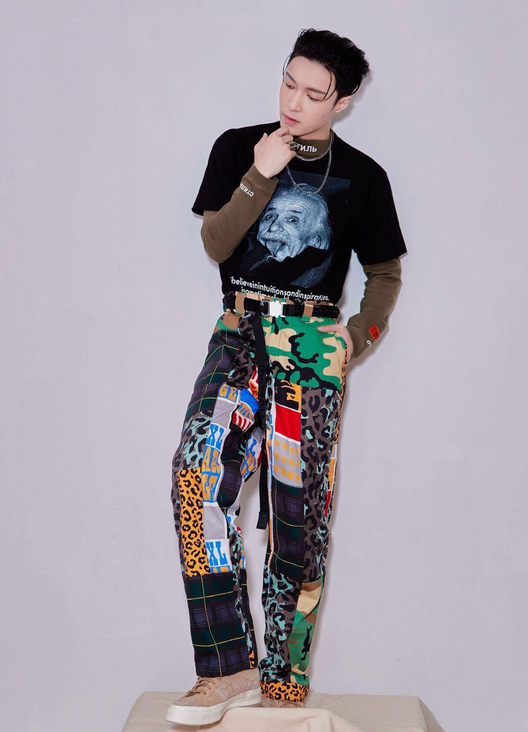 秋天男生想要混搭出不一样的风采,就靠张艺兴的穿搭解析咯_时尚_风格