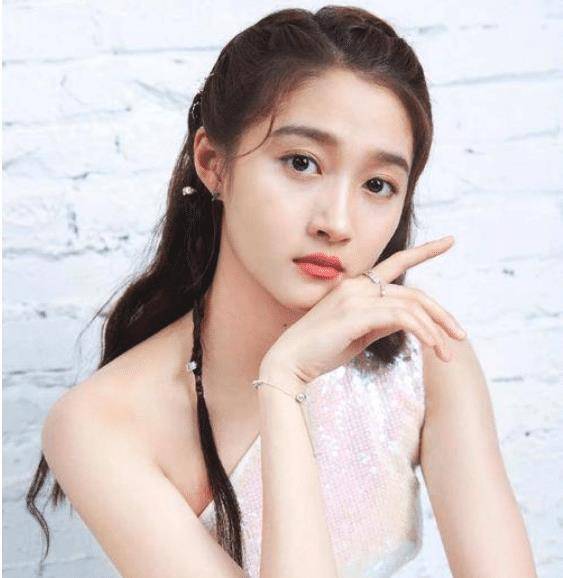 有种"不公平"叫关晓丹,妹妹颜值高成当红明星,自己却在卖拉面_关晓彤