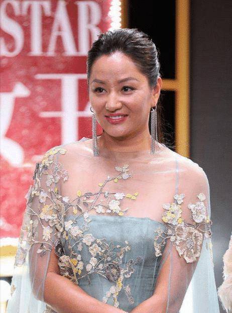 49岁瞿颖发福严重!被吐槽"又黑又壮",女星想自然老去有多难?