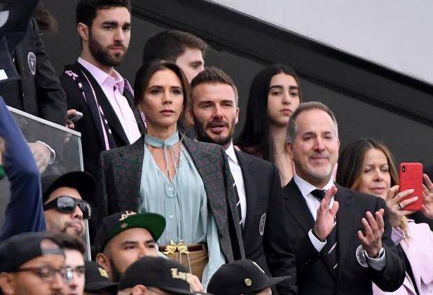 和英国创作女歌手艾玛·本顿(emmabunton)等明星一起从洛杉矶飞回英国