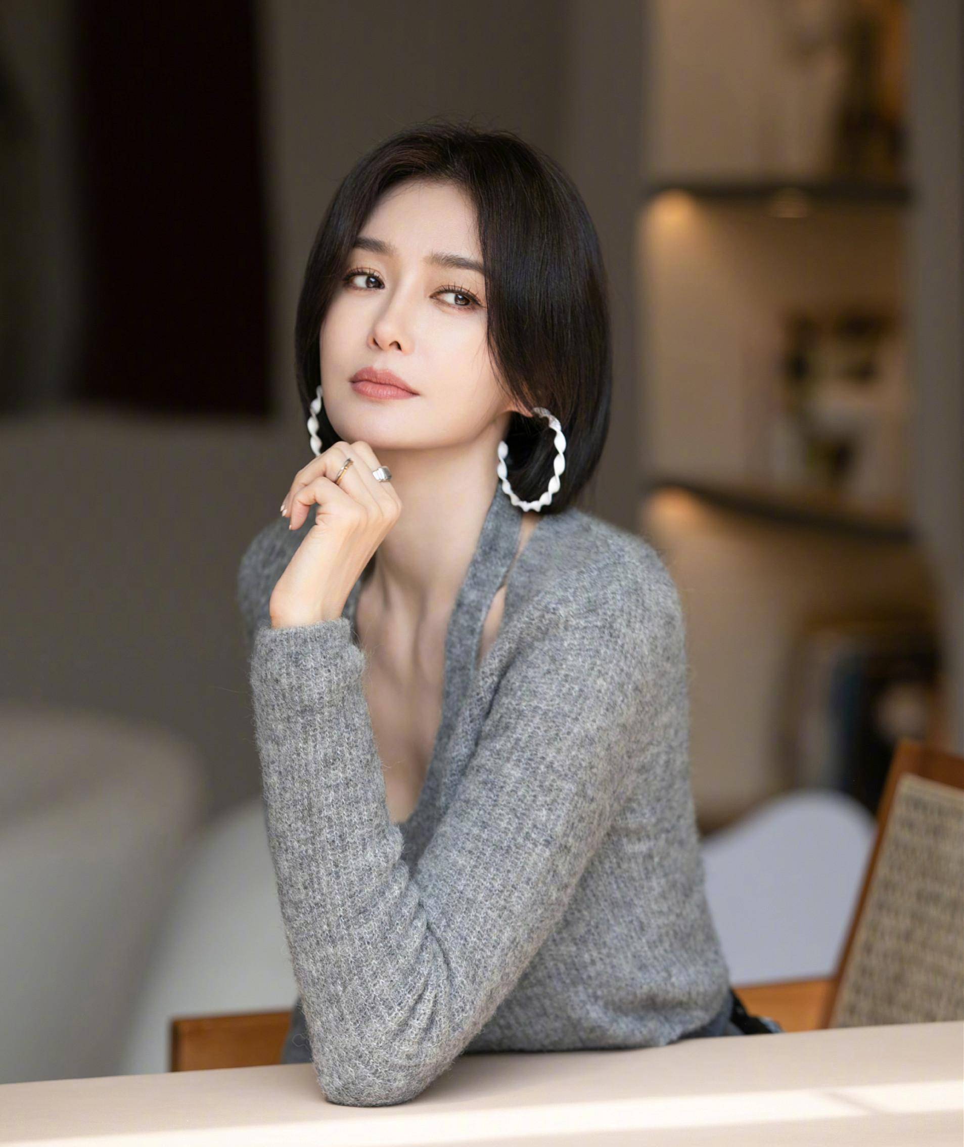 43岁秦岚仍单身,打扮性感显身材,成熟优雅女人味十足_感情_延禧_事业