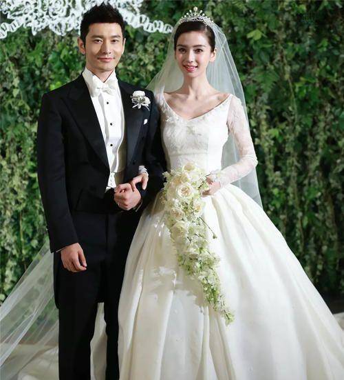 baby贝克汉姆拍宣传片,baby抹胸礼服惊艳,两人毫无违和