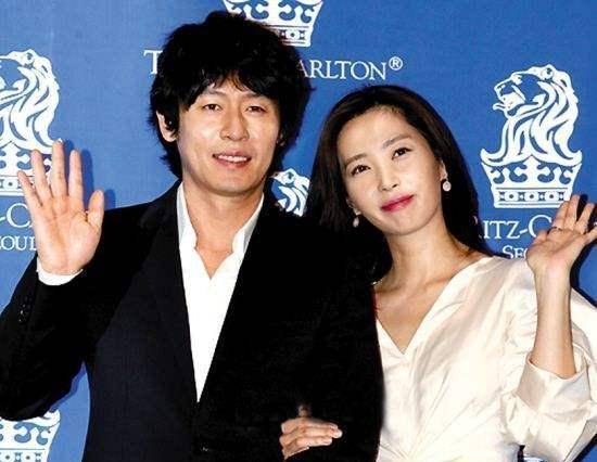 而宋允儿也是知名的女演员,所以这段婚姻备受关注,在两人结婚的消息