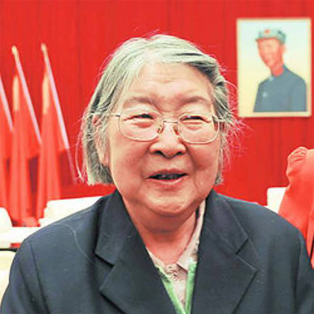 在李敏家的客厅,爸爸妈妈的照片分别挂东西两面,背后有何深意? - 清幽闲适