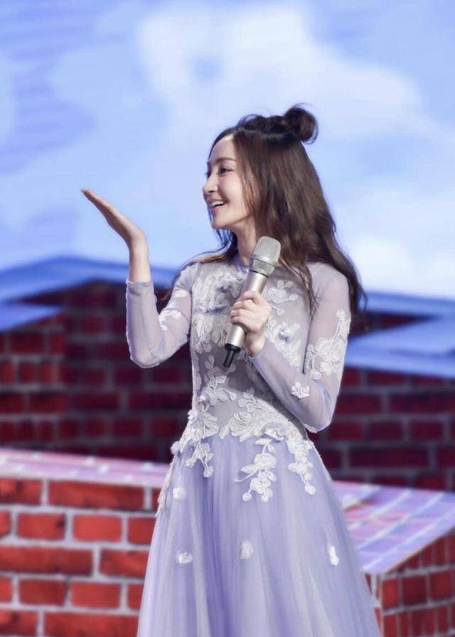 被姚笛的颜值惊艳,扎丸子头搭配印花连衣裙,意外高级又时髦_白色_少女