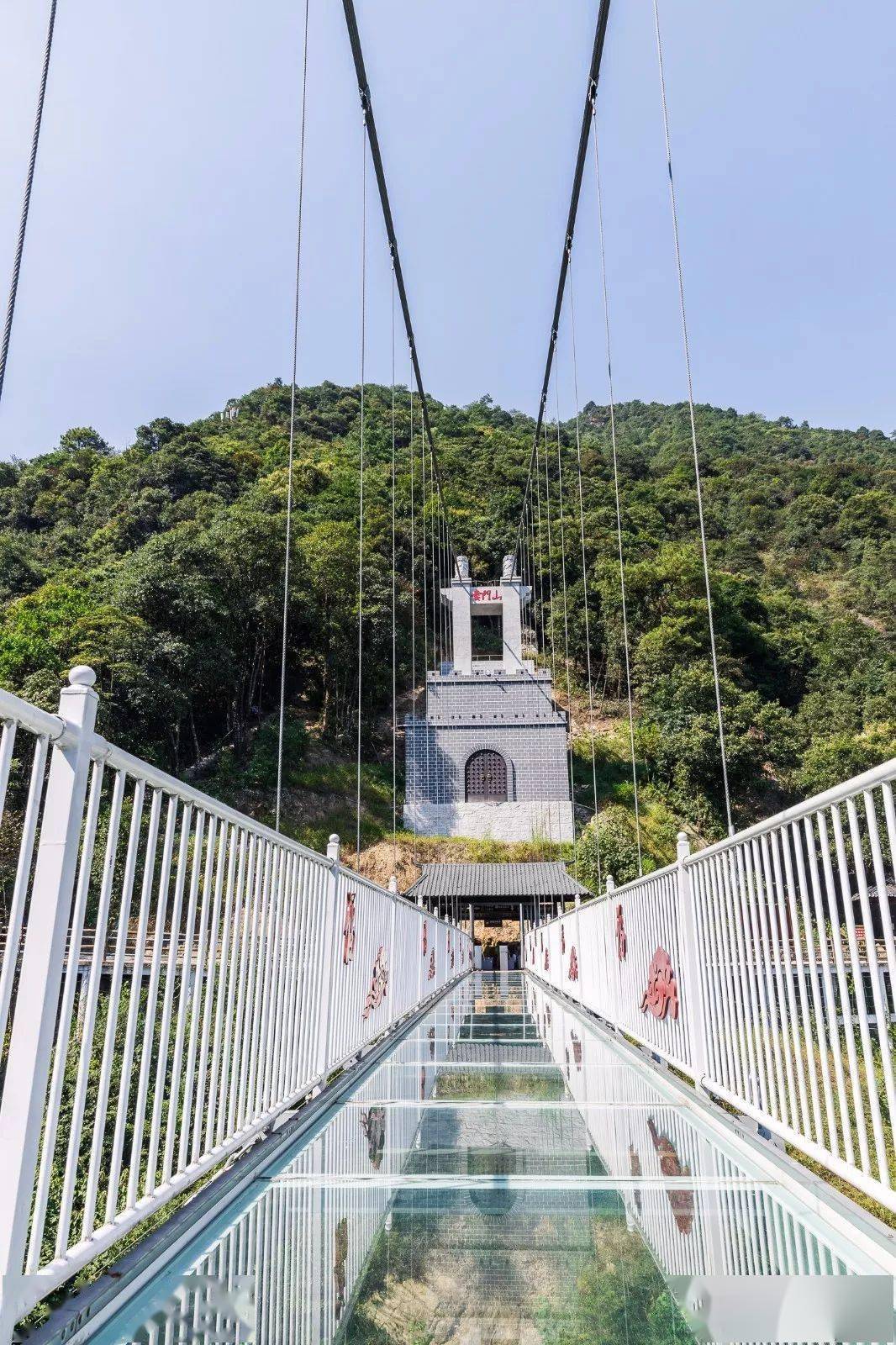 中间峡谷横穿玻璃桥连接的两座山峰地势险峻垂直高度达168米云门山