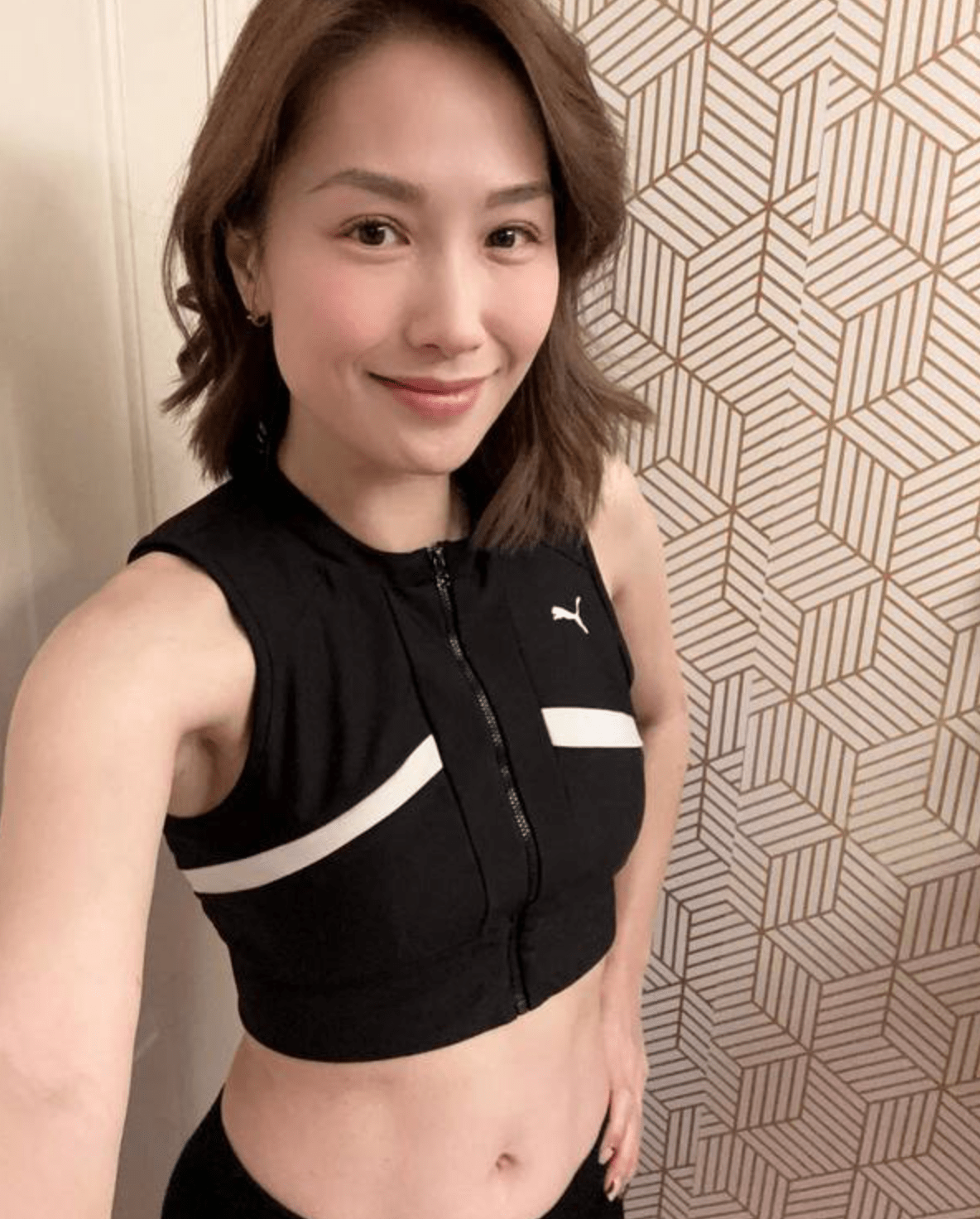 46岁袁彩云晒减肥后近照,双手叉腰展露小蛮腰,长居国外无意复出_生活