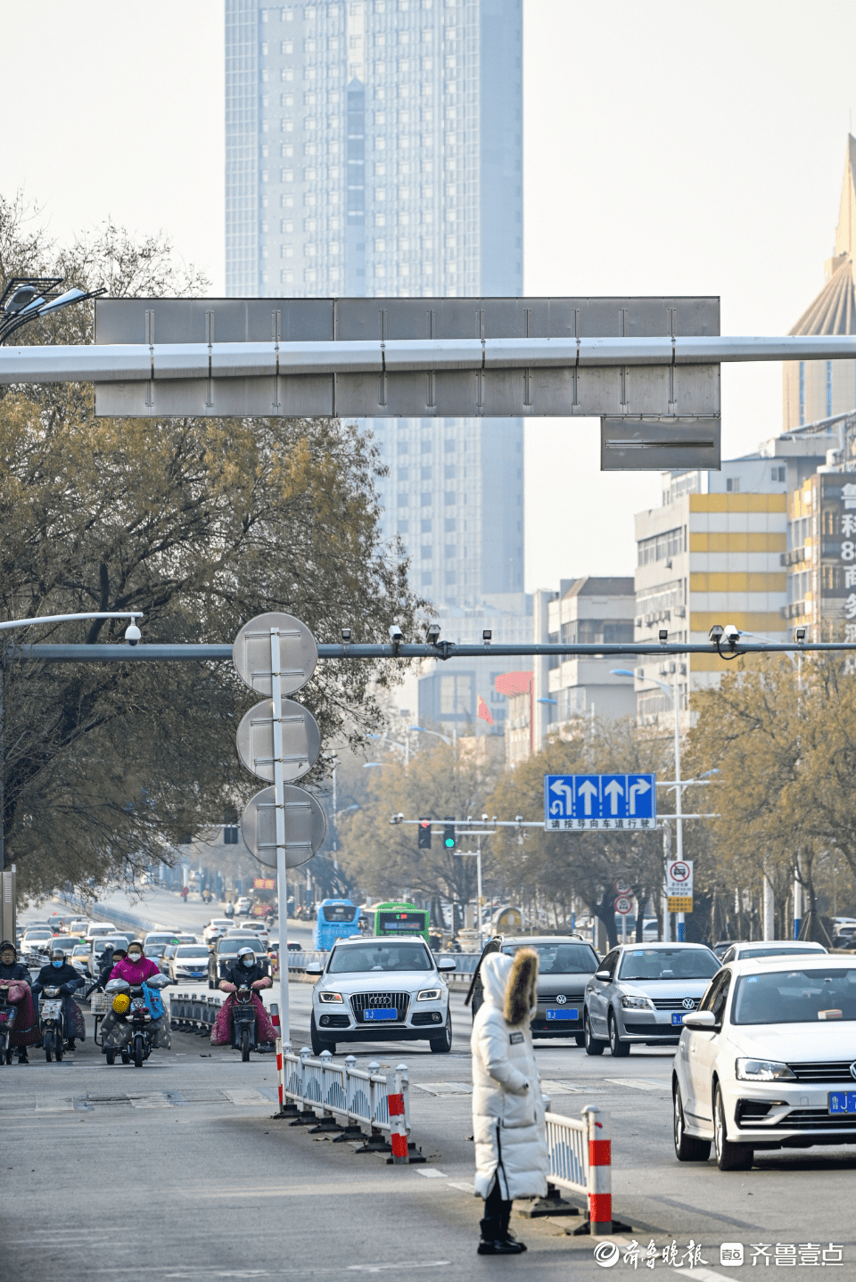 壹图集｜冷空气频袭泰城，行人脚步渐渐