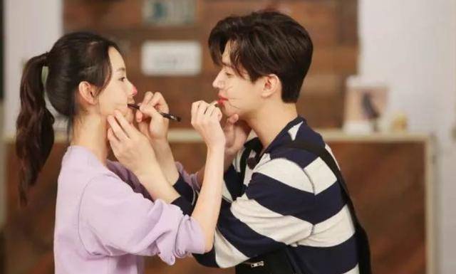 原创 尹正陈都灵恋情曝光,网友不敢相信,投票没cp感的超过20万-万卷