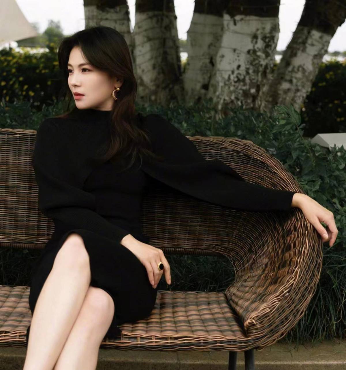 刘涛太会穿了,一袭小黑裙配紫色高跟鞋,美得恰到好处_黑色_服装_亮色