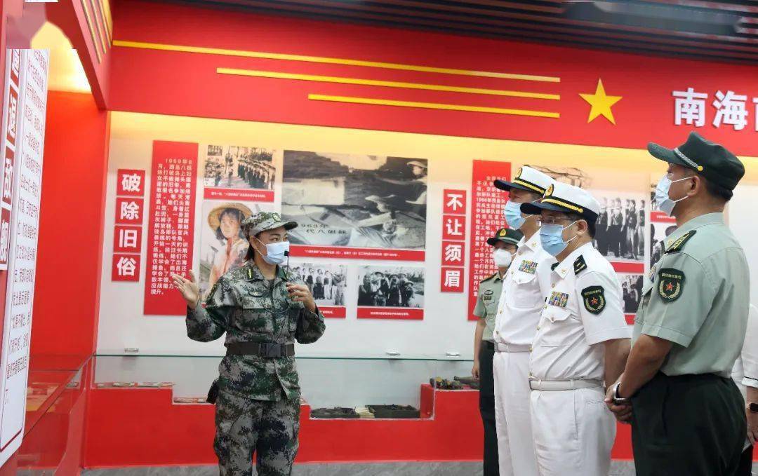 海南省军区少将司令员王培杰,少将政治委员何清凤视察西岛女子民兵连