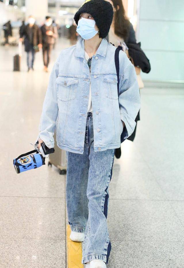 张子枫湿发背头走机场,一身牛仔潇洒帅气,女王气场惹不起_休闲_造型