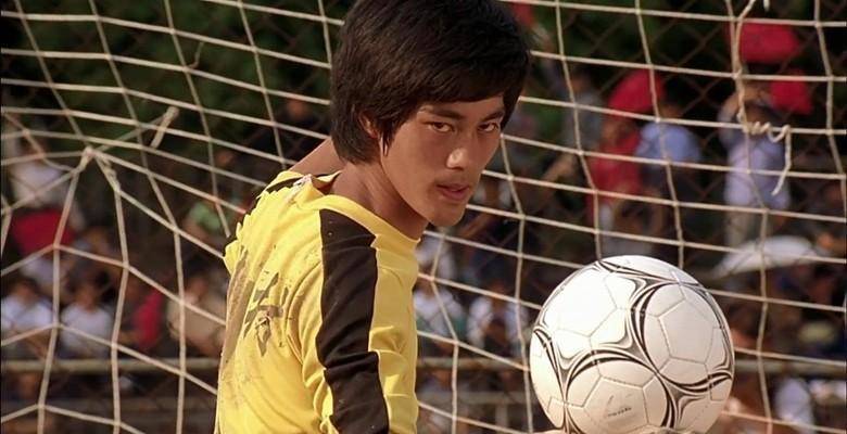 早前在拍摄电影《少林足球》的时候,片中有一幕是陈国坤扮演的"守门员