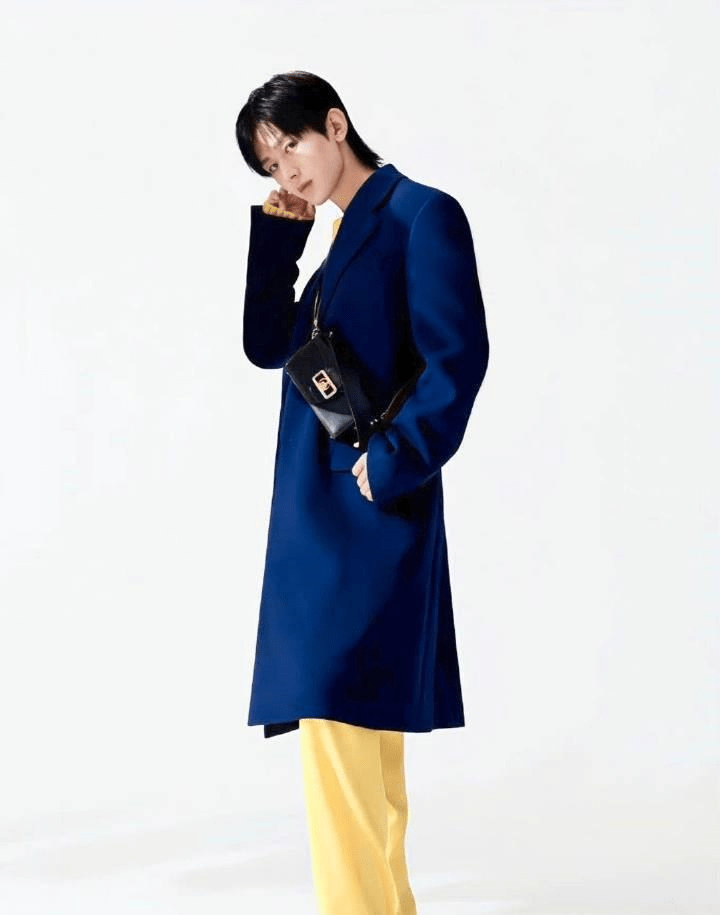 成毅侧拍花絮照,秋日氛围里的温暖舒适拉满,光影中的他帅气鲜活_挑战