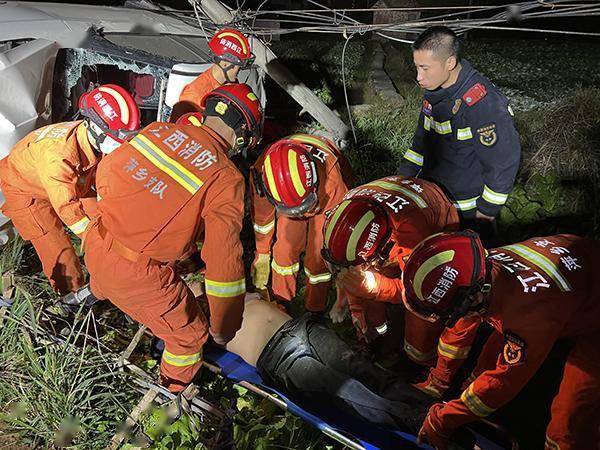 萍乡市莲花消防救援大队接到路人报警,称莲花县良坊镇汤渡桥附近一辆