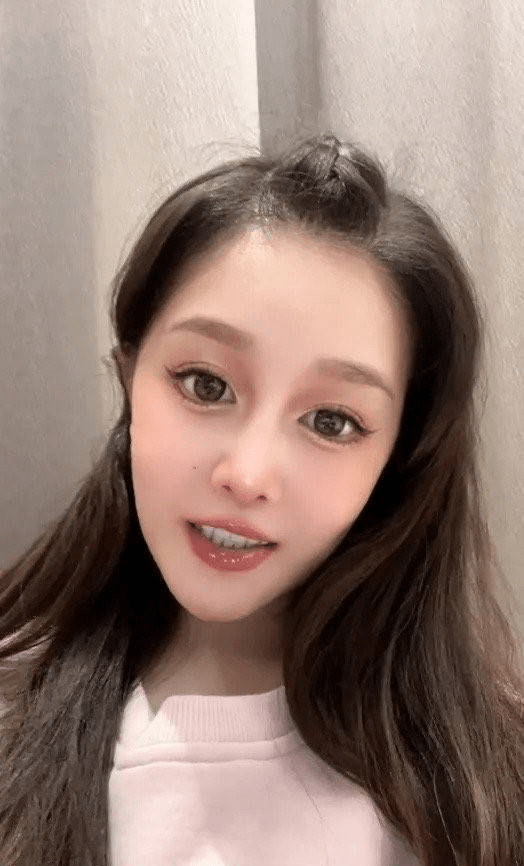 赵本山女儿球球澄清怀孕传闻 此前分享与男友婚纱照_赵珈萱_个人_龙凤