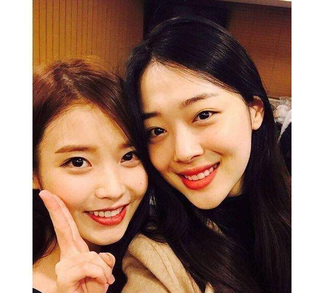 崔雪莉和iu昔日合照,同是清纯系女生,镜头前默契甜笑情同姐妹_黑色