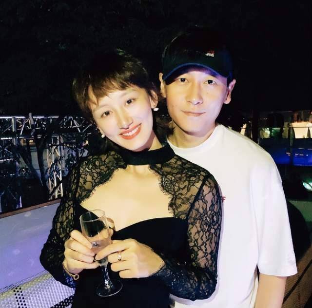 江苏台一姐,和主持老公结婚10年恩爱如初,一家四口幸福美满_郭晓敏