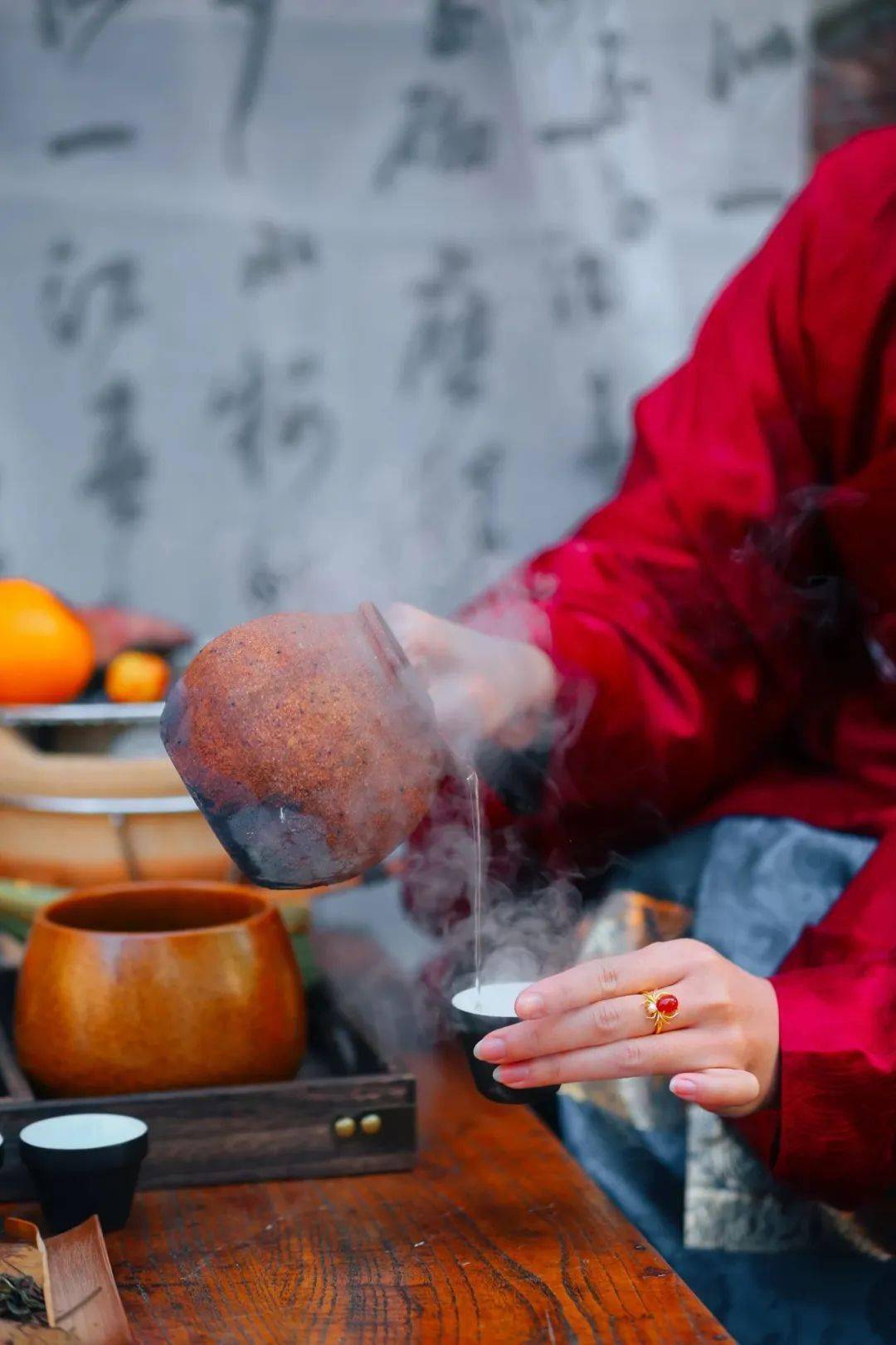 过海茶库提供了各式各样的煮茶辅料:干玫瑰花,红枣