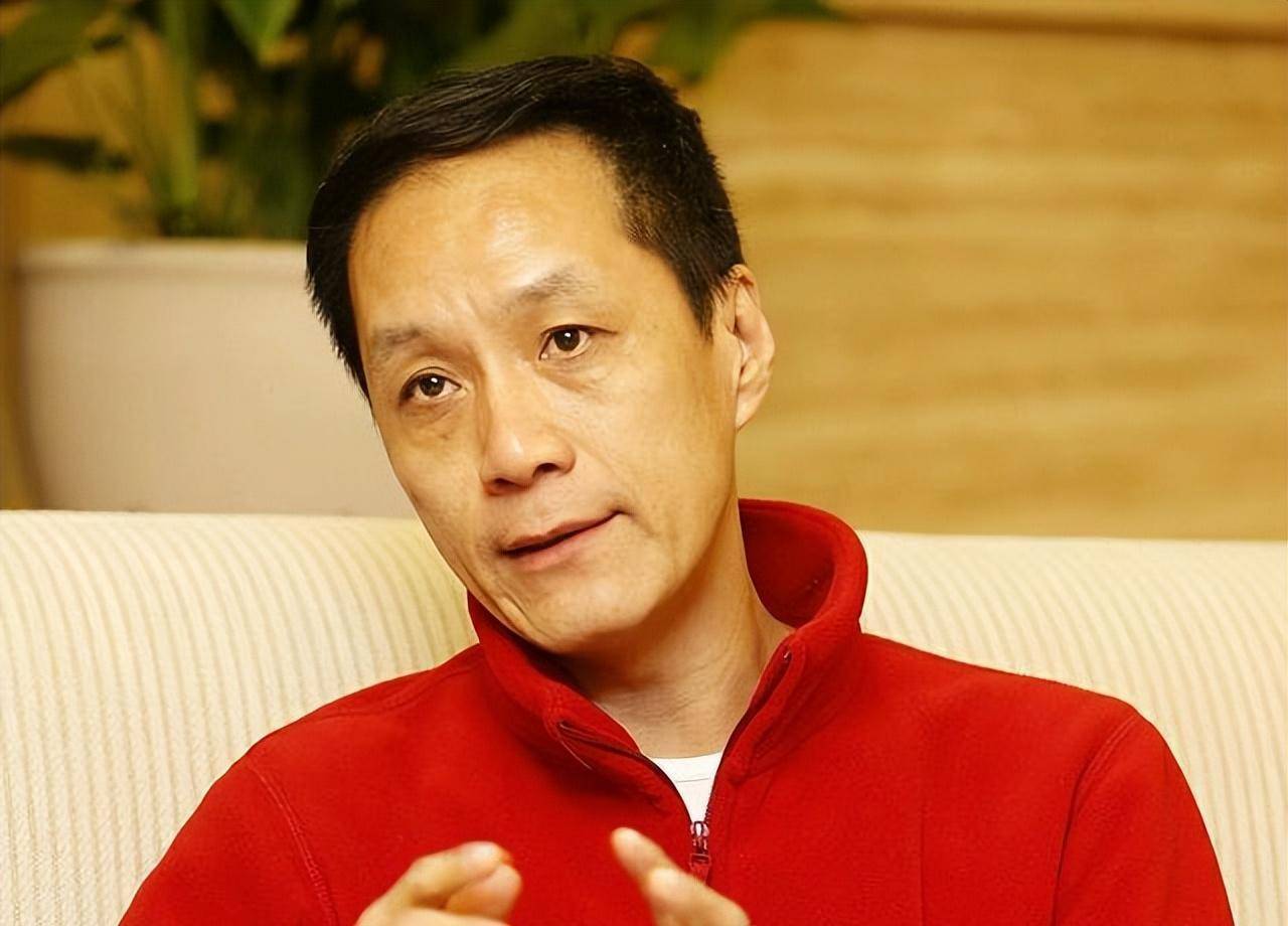 一次,冯远征正在吃饭,一大妈朝他后脑勺就是2巴掌,把他打懵了
