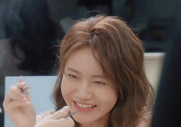 洪成成称呼马子佳马董,还发了一个中老年表情包,上面写着祝福朋友生日