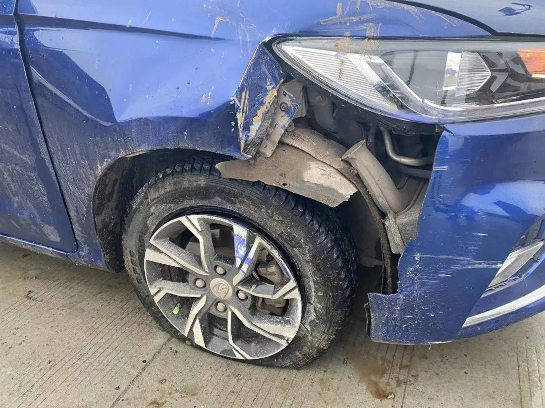 雨天路滑,荣昌一小车猛踩刹车酿事故_廖某_石田村_昕晖