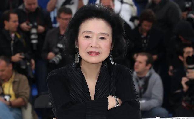 请愿文里提到,今年77岁的韩国女演员尹静姬和现在和丈夫女儿分居,在