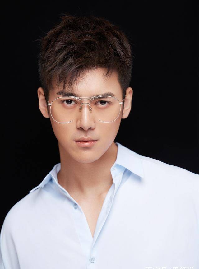 清秀俊朗还大长腿,这位85后帅哥演员,简直就是童话里王子的样子_李鹤
