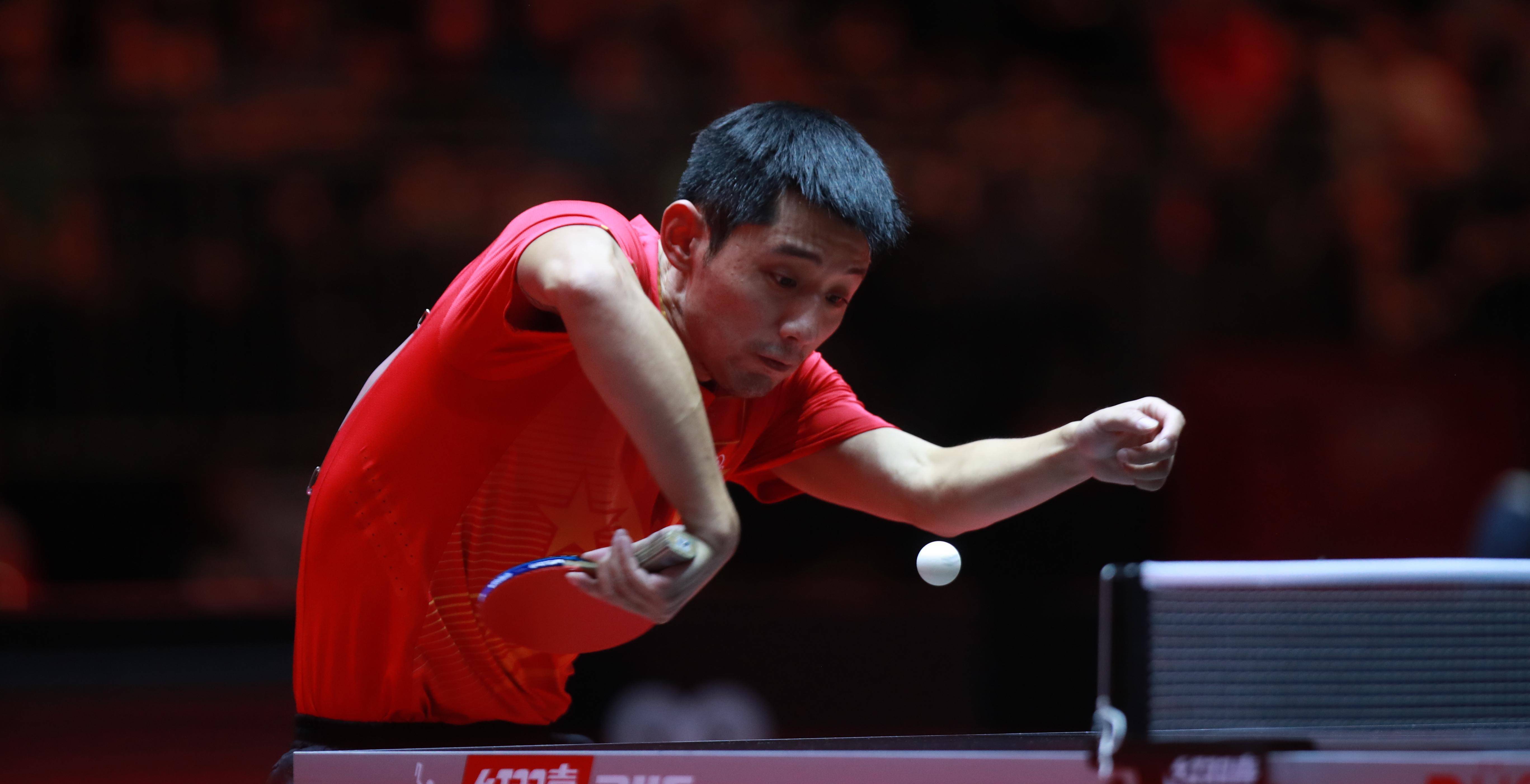 我认为,张继科在青年时代的打法是比较普通的,反手没有什么特点,主要