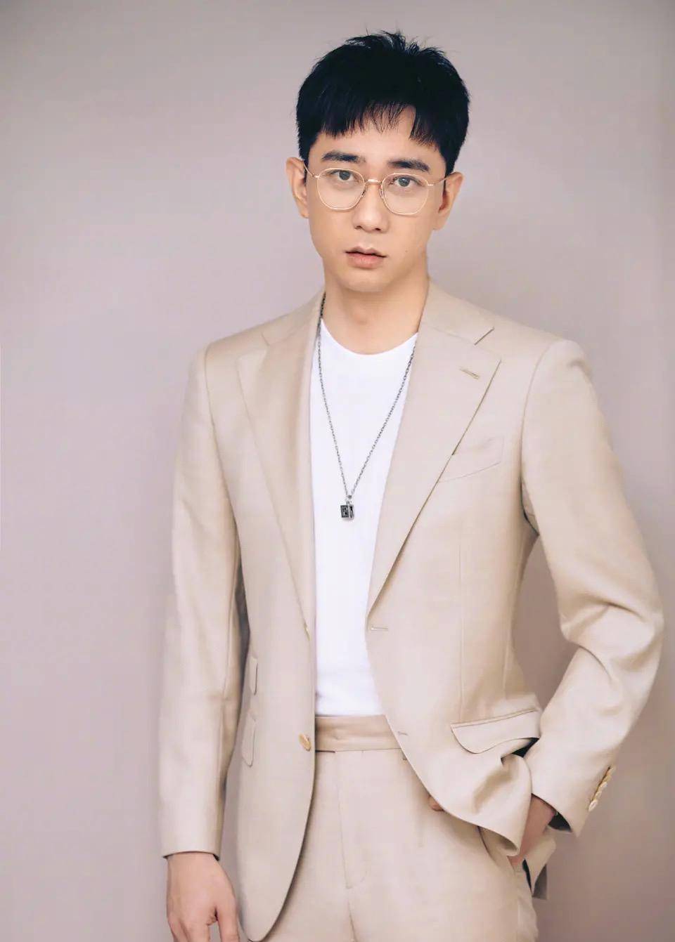 穿西装拍大片一脸帅哥样,36岁大叔更变清新小鲜肉_味道_感觉_时尚