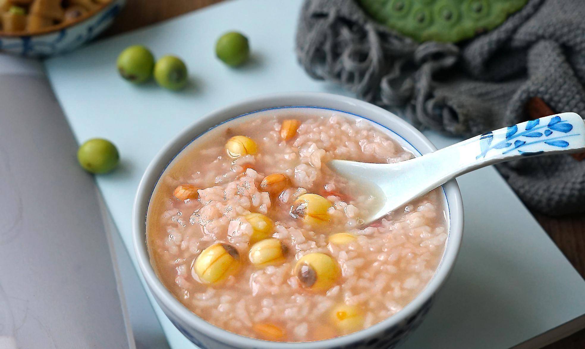 这不,今天就给大家带来一道非常简单的莲子花生粥的做法,非常适合在