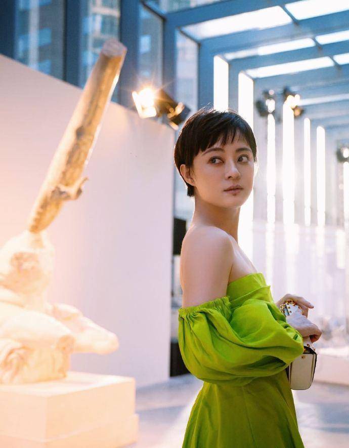 孙俪草绿露肩泡泡袖礼裙,娘娘好美啊被惊艳到了,气质也太出众啦_苏筱