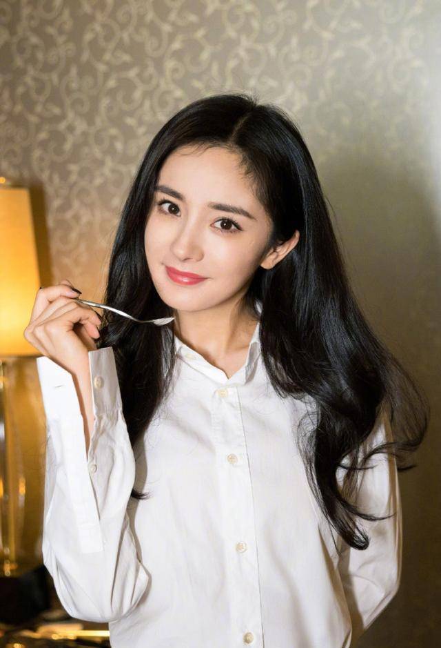 杨幂最新视频曝光,美丽大眼睛变单眼皮,脸型奇怪网友以为ai换脸_美颜