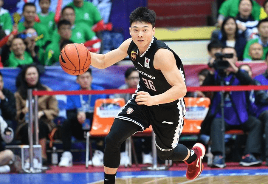 只要吴前在场就需要他去盯防,鄢手骐身高,力量,速度都是上乘,高诗岩被