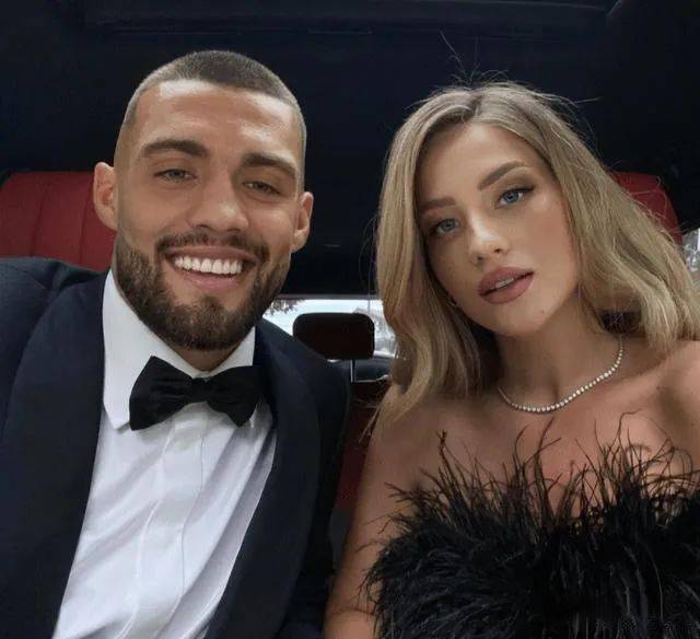 她和科瓦契奇少年时代在一所教堂相识.