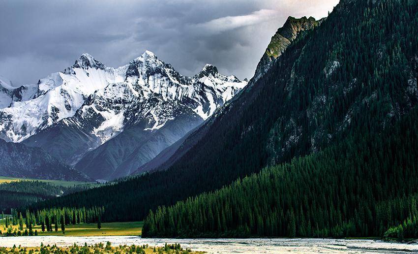 在新疆昭苏夏塔古道的峡谷深处遇见最美雪山汗腾格里峰_景区_小时