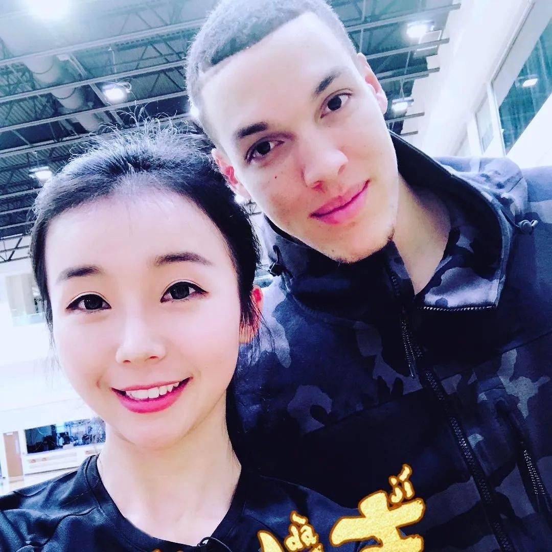 她是个老司机不知道兄弟们看她和曹芳抖音直播开车更是成为了央视n