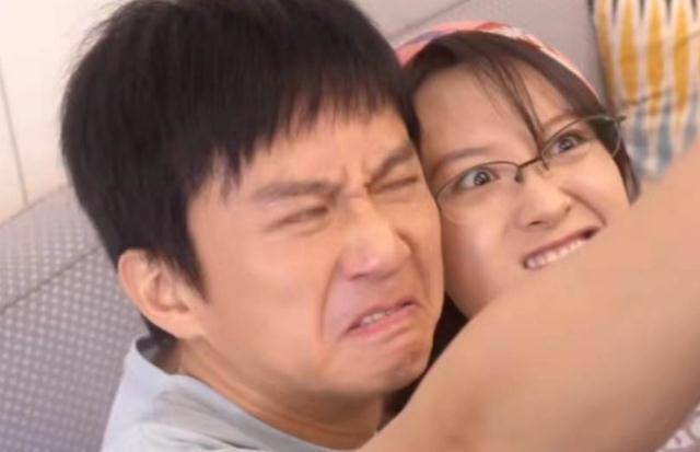 邓超被女星压大腿好亲密,龇牙咧嘴配合默契,女方穿着清凉无顾忌_王西