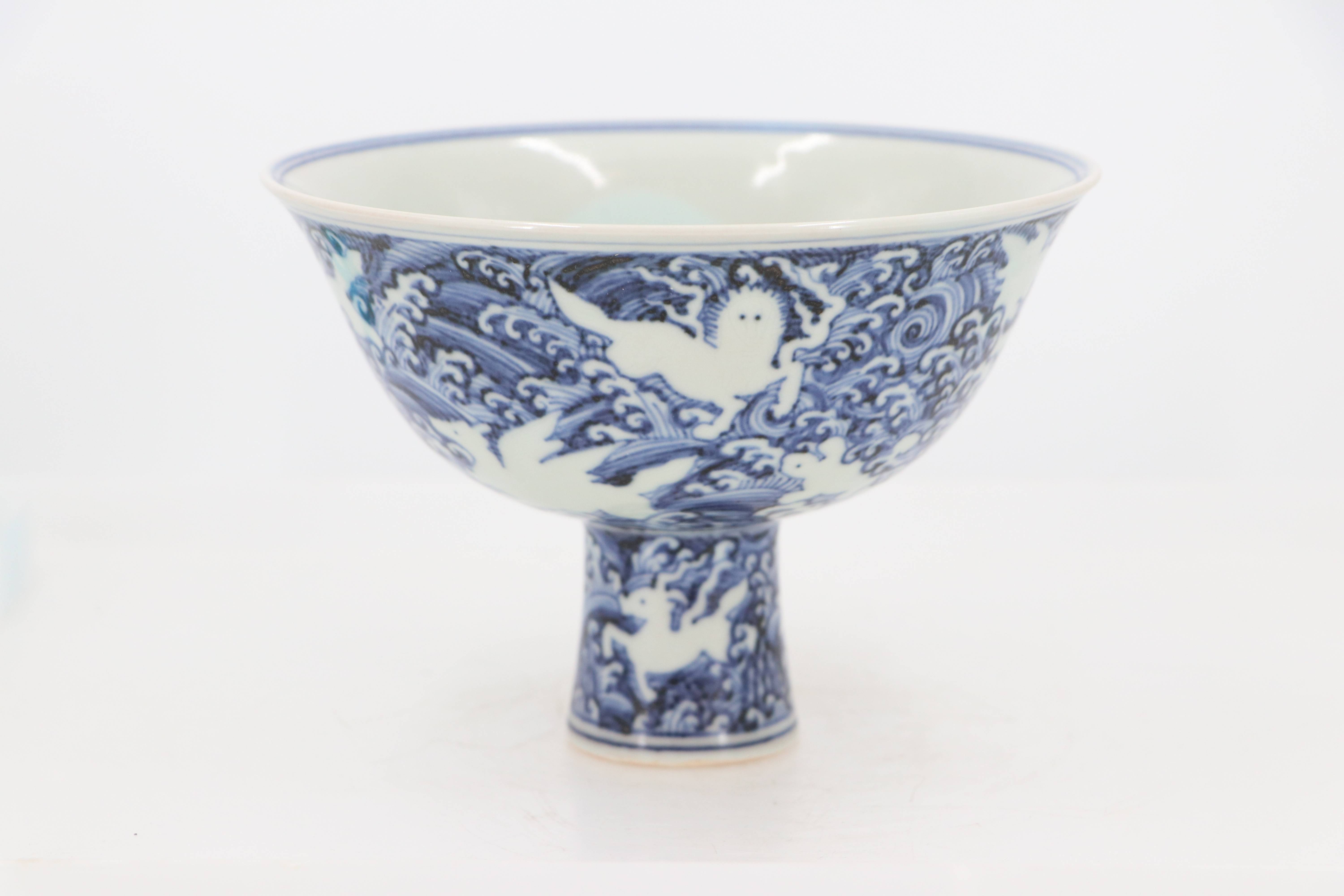 此器不论造型还是发色,都属明代宣德年间典型青花极品.