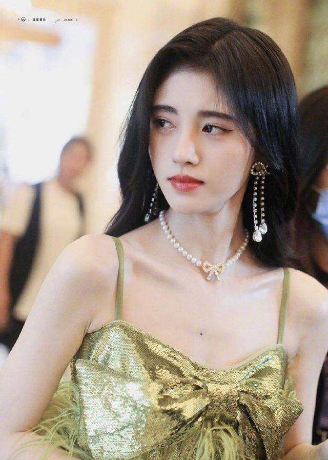 邓歆玥模仿鞠婧祎之后,又一女星曝出风格模仿她,网友:东施效颦_张茜