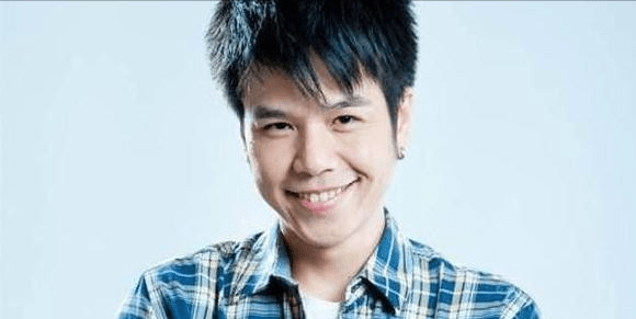 2002年出现了4号男友隆宸翰.