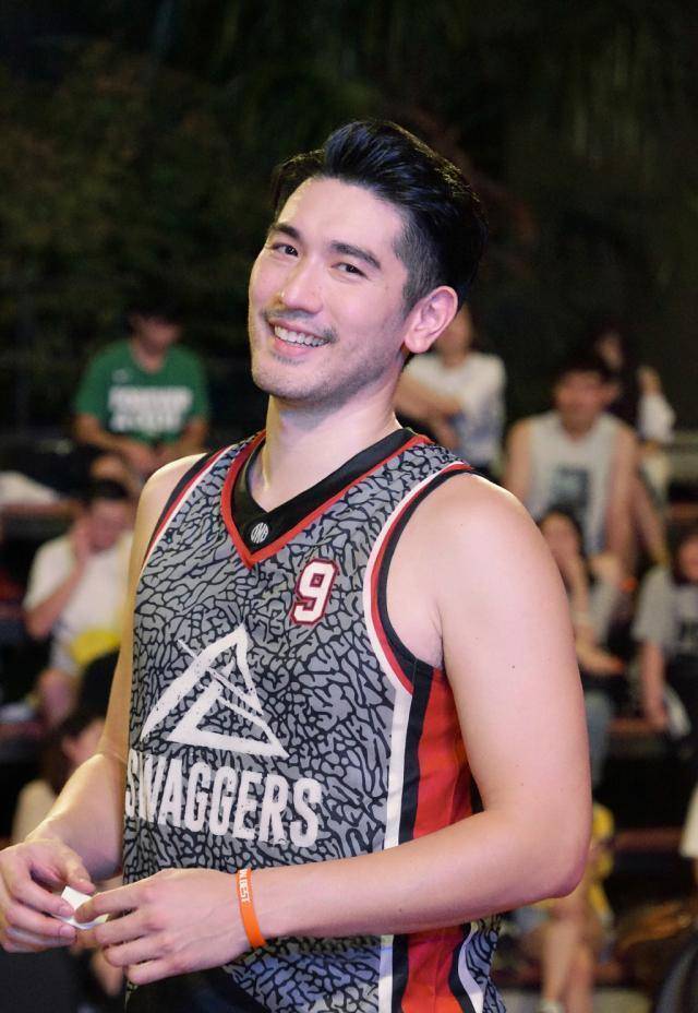 粉丝守护高以翔最后一晚,将在殡仪馆附近过夜,灵堂墓地环境曝光_台北